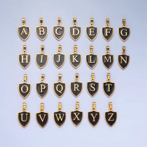 Pingente delicado de escudo preto dourado com letra inicial escudo monograma alfabeto medalhão charm para joias personalizadas em aço inoxidável A1617
