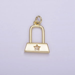 Peut inclure: Breloque en forme de petit sac à main de couleur dorée avec un strass en forme d'étoile au centre.