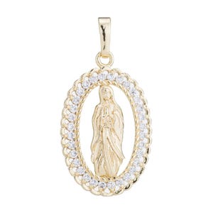Puede incluir: Colgante dorado con una imagen detallada de la Virgen Mar&iacute;a rodeada de piedras de circonita c&uacute;bica transparentes.
