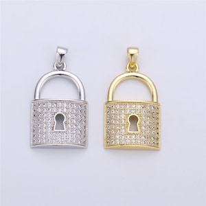 Pu&ograve; includere: Due ciondoli a forma di lucchetto, uno in argento e uno in oro, entrambi con pietre di zircone cubico trasparenti.