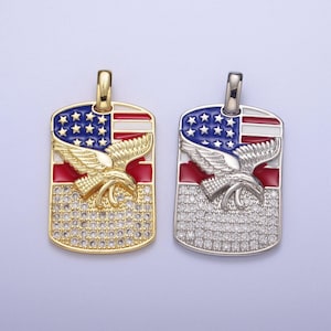 Puede incluir: Dos colgantes de oro y plata con un diseño de bandera estadounidense y un águila. Los colgantes están cubiertos de diamantes de imitación transparentes.