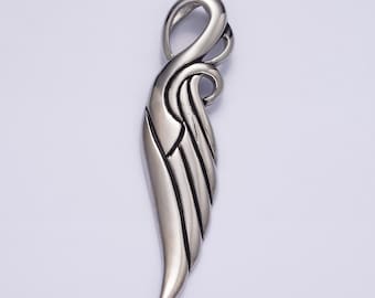 Colgante de alas de plumas con líneas curvas de acero inoxidable de 63 mm / P857