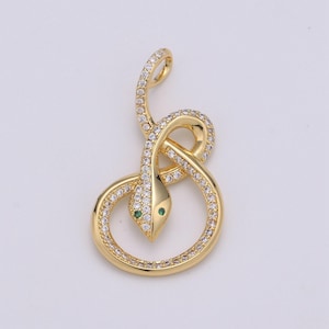 Peut inclure: Un collier avec un pendentif en forme de serpent en or avec des pierres de zircone cubique transparentes et des accents verts pour les yeux.
