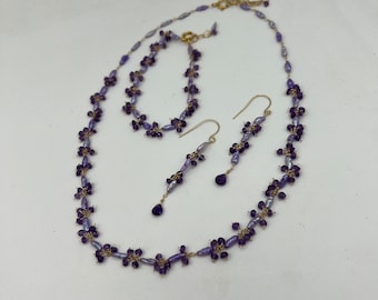 Conjunto de collar, pulsera y aretes de perlas moradas y amatista
