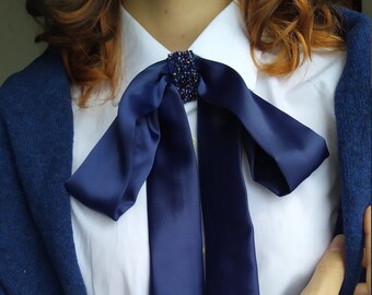 Broche de lazo de satén azul oscuro: con cuentas, bordado, accesorio estilo Gossip Girl, estilo Dark Academia, estilo coreano, regalo para ella.