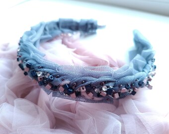 Diadema de tul gris con cuentas: accesorio para el cabello romántico bordado a mano, diadema fina trenzada para mujer, regalo para ella, diadema nupcial.