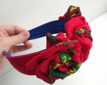 Diadema ucraniana floral roja, chal vinok, pañuelo tradicional para el cabello, diadema de triple roseta, corona de flores, turbante de tres rosas, regalo para ella.