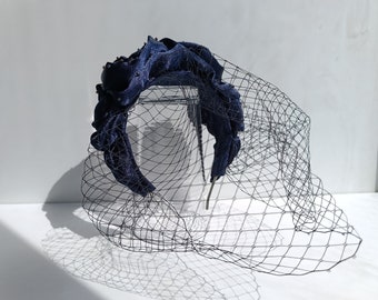 Diadema de satén azul marino Tocado de roseta con velo Velo de jaula de pájaros Elegante turbante Cubierta de cabeza floral Tocado con red para boda
