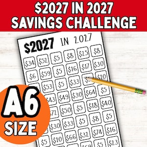 Può includere: Un tracker di risparmio in carta bianca con una griglia di caselle contenenti importi in dollari, intitolato $2027 IN 2027. Una matita gialla poggia sulla griglia. Un cerchio arancione nell'angolo mostra il testo A6 SIZE in grassetto.