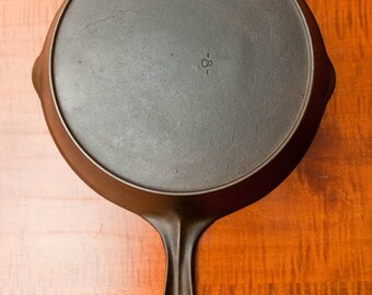 Nice Unmarked Vollrath #8 Skillet with outside heat ring, Sits flat.