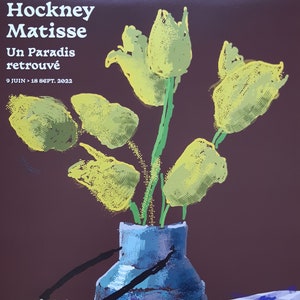Può includere: Un poster che pubblicizza una mostra di opere d'arte di David Hockney e Henri Matisse. Il poster presenta un dipinto di un vaso blu con fiori gialli su una tovaglia a scacchi. Il testo sul poster recita "Hockney Matisse Un Paradis retrouvé 9 JUIN > 18 SEPT. 2022 MUSEEMATISSE".
