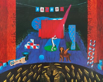 Può includere: Un dipinto colorato di David Hockney intitolato "Paintings and Drawings for 'Parade'" con un Triple Bill francese per la Metropolitan Opera di New York. Il dipinto raffigura un palcoscenico con un sipario rosso, uno sfondo blu e vari oggetti di scena, tra cui un cappello, una palla e un cavallo. Il dipinto è ambientato sullo sfondo di una foresta verde scuro.