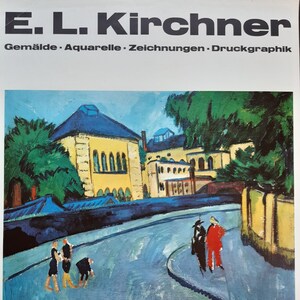 以下が含まれることがあります： ドイツ表現主義の画家E.L. キルヒナーの絵画、水彩画、素描、版画の展覧会を告知するヴィンテージポスター。ポスターには、建物と人物が描かれた街並みのカラフルな絵画が描かれている。ポスターのテキストは次のとおりです。「E.L. Kirchner, Gemälde Aquarelle Zeichnungen Druckgraphik, 7. Februar-29. März 1970-täglich 10-18-dienstags und freitags 10-21-Karfreitag geschl., Frankfurter Kunstverein, Steinernes Haus Römerberg Markt 44.」