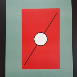 Könnte beinhalten: Ein rotes Quadrat mit einer schwarzen Diagonalen und einem weißen Kreis in der Mitte. Der Text "John M Armleder" befindet sich oben auf dem Plakat. Der Text unter dem Quadrat lautet "Kunstverein für die Rheinlande und Westfalen Düsseldorf" und "27. Juni bis 9. August 1987 Düsseldorf Grabbeplatz 4 in der Kunsthalle Di bis So 10-18 Uhr".