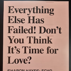 Afiche de la exposición de arte de Sharon Hayes