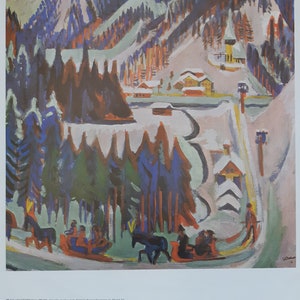 以下が含まれることがあります： 遠くの村を望む雪山を、カラフルな抽象画で描いた作品です。前景には、2 頭の馬が引くそりで、人々が乗っています。ドイツ表現主義を思わせるスタイルで描かれています。