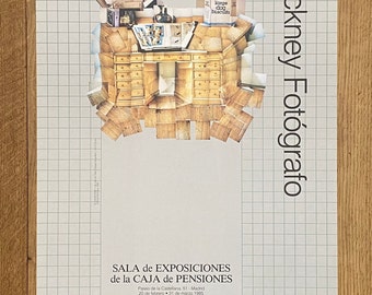 Könnte beinhalten: Ein Plakat, das eine Ausstellung mit Fotografien von David Hockney in der Sala de Exposiciones de la Caja de Pensiones in Madrid, Spanien, bewirbt. Das Plakat zeigt eine Collage aus Bildern eines Holzschreibtisches und umliegenden Gegenständen, mit dem Text "Hockney Fotógrafo" in schwarzen Buchstaben.