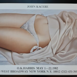 Könnte beinhalten: Ein Poster mit einem Gemälde eines menschlichen Torsos, der in einen Satin-Stoff gehüllt ist. Die Person trägt weiße Spitzenunterwäsche mit einer Schleife. Das Poster enthält den Text "JOHN KACERE" und "O.K.HARRIS MAY 1-22.1982".