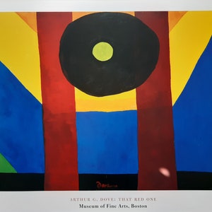 Puede incluir: Pintura abstracta con formas geométricas en rojo, amarillo, azul, verde y negro. La pintura presenta un gran círculo negro con un círculo verde más pequeño en su interior. El título "That Red One" está escrito en la parte inferior de la pintura.