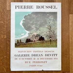 Può includere: Un poster d'arte vintage con il nome "PIERRE ROUSSEL" in alto. Il poster mostra un paesaggio con un cielo nuvoloso, alberi e campi. Il testo sottostante pubblicizza una mostra di galleria di dipinti, pastelli e disegni a Parigi.