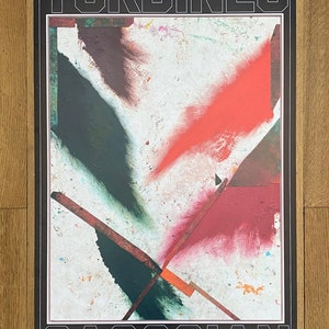 Op de afbeelding: Een zwart-witte poster met de tekst "STERLING RUBY TURBINES" bovenaan en "GAGOSIAN" onderaan. De poster bevat ook de tekst "NOVEMBER 10-DECEMBER 23, 2022" en "522 WEST 21 ST. NEW YORK, NY. 10011". De achtergrond van de poster is een kleurrijk abstract schilderij met rode, groene en zwarte vormen.