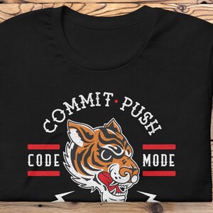 K&ouml;nnte beinhalten: Schwarzes T-Shirt mit einem wei&szlig;en Tiger-Motiv und dem Text "COMMIT. PUSH CODE MODE".