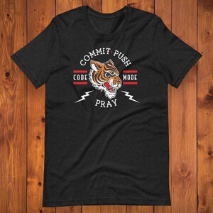 K&ouml;nnte beinhalten: Schwarzes T-Shirt mit Tiger-Motiv und dem Text "Commit Push Code Pray Mode".