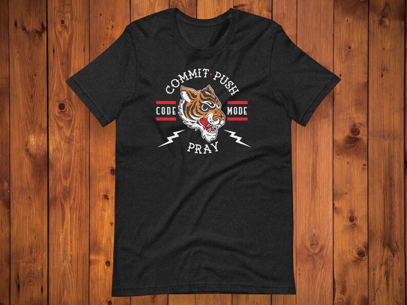 K&ouml;nnte beinhalten: Schwarzes T-Shirt mit Tiger-Motiv und dem Text "Commit Push Code Pray Mode".