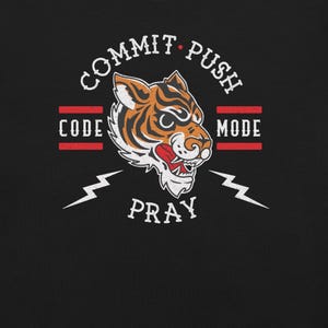 K&ouml;nnte beinhalten: Schwarzes T-Shirt mit einem wei&szlig;en Tiger-Motiv und dem Text "Commit Push Code Mode Pray".
