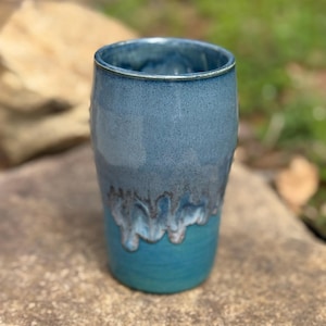 Copo Deep Waters – Copo de cerâmica feito à mão PRONTO PARA ENVIO.