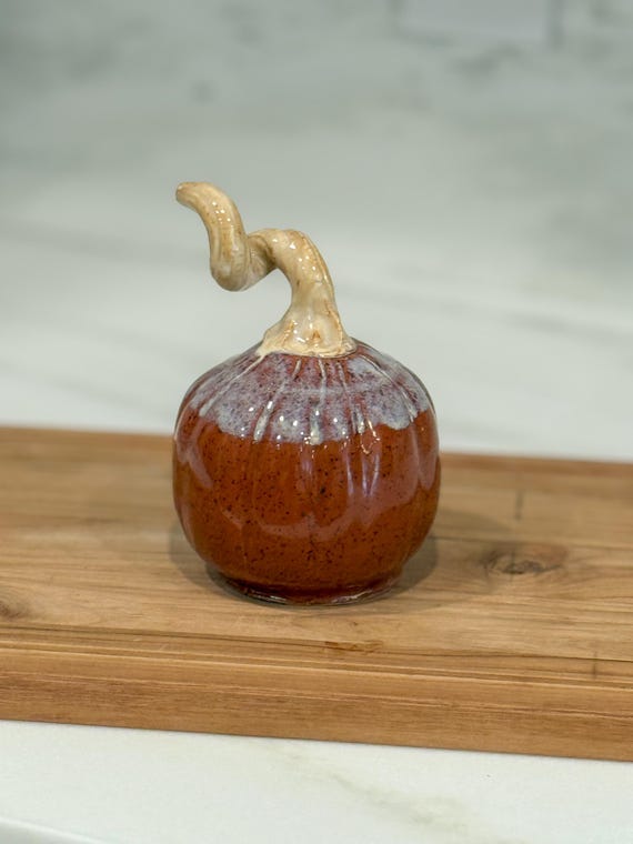 Handgemachter Keramik-Kürbis mit rustikaler, orange gesprenkelter Herbstdeko