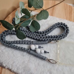 Makramee Handykette mit Holzperlen | Handykette im Boho-Look mit Karabiner | Taschengurt austauschbar in grau