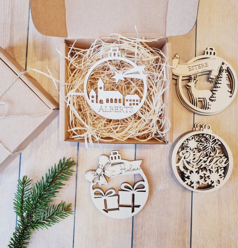 Boules de Noël en bois personnalisées, Étiquettes cadeaux avec nom, Décor à la maison en bois découpé au laser image 1