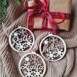 Boules de Noël en bois personnalisées, Étiquettes cadeaux avec nom, Décor à la maison en bois découpé au laser image 3