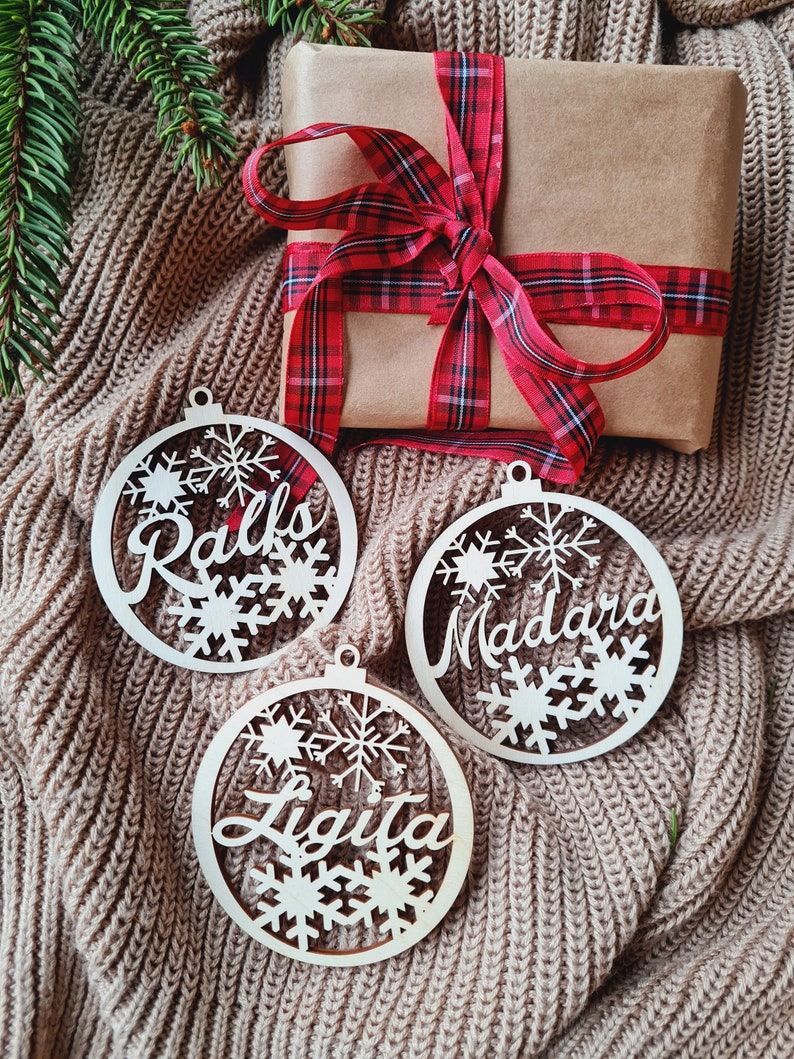 Boules de Noël en bois personnalisées, Étiquettes cadeaux avec nom, Décor à la maison en bois découpé au laser image 3