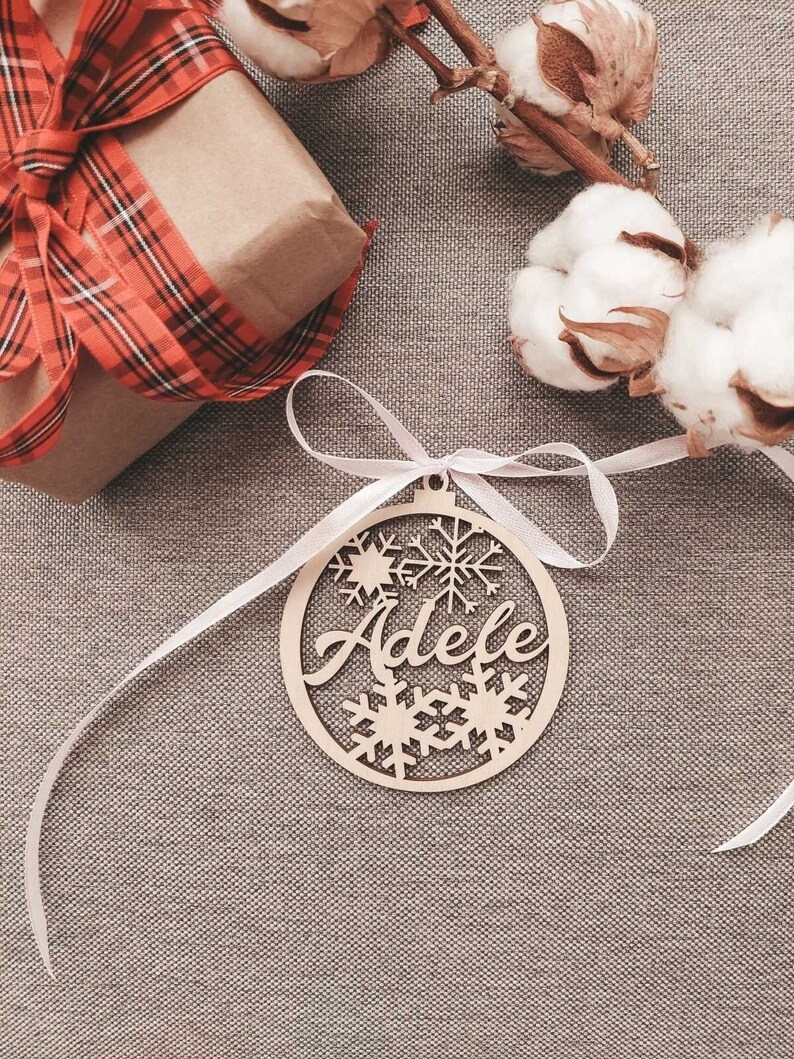 Boules de Noël en bois personnalisées, Étiquettes cadeaux avec nom, Décor à la maison en bois découpé au laser image 7