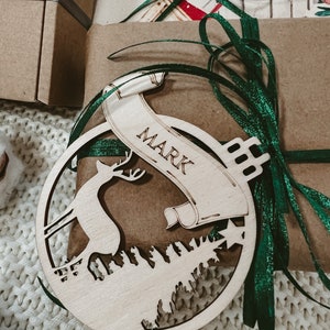 Boules de Noël en bois personnalisées, Étiquettes cadeaux avec nom, Décor à la maison en bois découpé au laser image 5