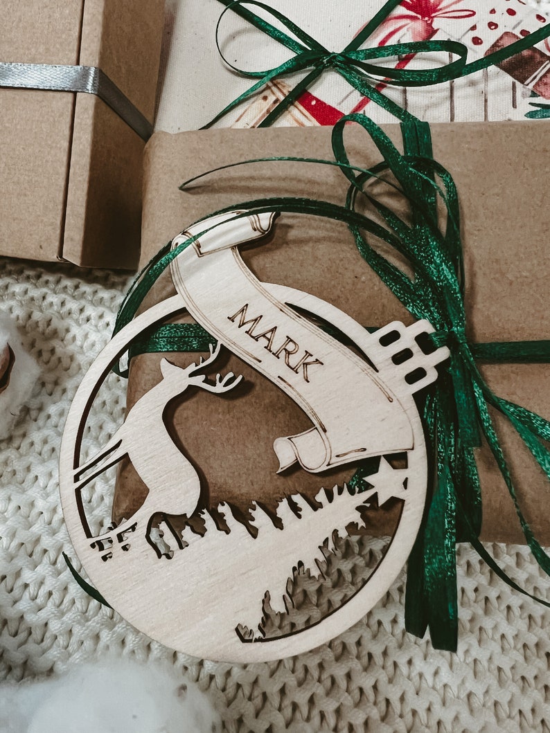 Boules de Noël en bois personnalisées, Étiquettes cadeaux avec nom, Décor à la maison en bois découpé au laser image 5