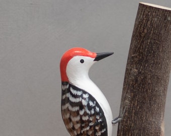 Handgeschnitzter Mini Rotbauspecht aus Holz | Kleine Vogelskulptur | Geschenk für Vogelbeobachter