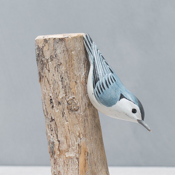 Nuthatch à poitrine blanche - Oiseau en bois sculpté à la main- 8"H