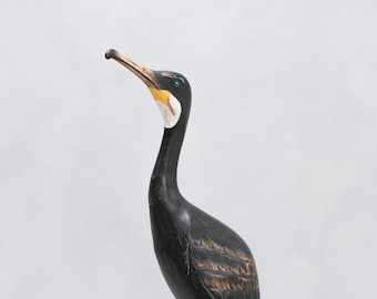 Cormorán de madera tallado a mano – Bajo / 48 cm de alto / Escultura de ave costera / Decoración costera / Regalo para amantes de las aves