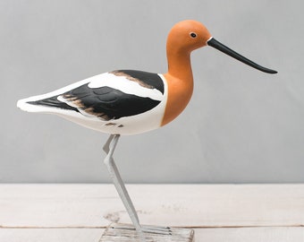 Handskuren träavocet – Rak | Sommarfjäderdräkt | 30 cm hög | Vadfågelskulptur | Fågelskådargåva