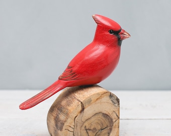 手彫りの木製カーディナル彫刻 – オス | 高さ7インチ | 赤い鳥の装飾 | 鳥好きへのギフト | 素朴な自然アート
