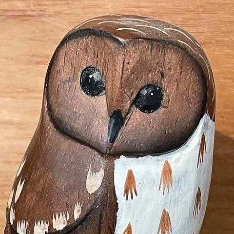 手彫りの木製ミニフクロウ – 高さ5インチ | 小さなフクロウの彫刻
