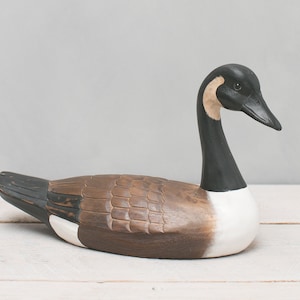 Ganso canadiense de madera tallado a mano – Recto / 33 cm de largo / Decoración de vida silvestre / Regalo para lagos y cabañas