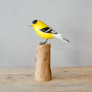 Amerikaanse distelvink - mannetje - 8&quot;H - handgesneden houten vogel
