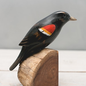 Mirlo de alas rojas tallado a mano en madera - 20 cm de alto / Escultura de pájaro / Regalo para amantes de las aves / Decoración inspirada en la naturaleza