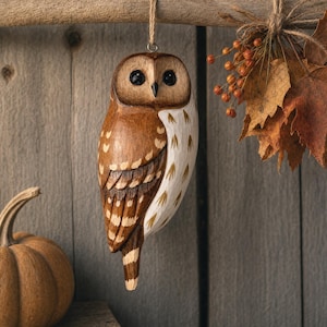 Decorazione a forma di gufo barrato in legno intagliato a mano – Altezza 10 cm – Decorazione da appendere – Regalo per amanti della natura