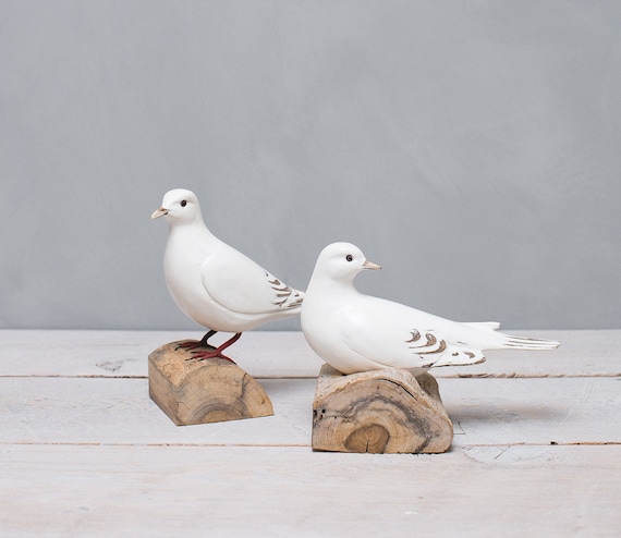 白い鳩、休息中 - 手彫りの木製の鳥 - Etsy 日本 白い鳩、休息中 - 手彫りの木製の鳥 - Etsy 日本