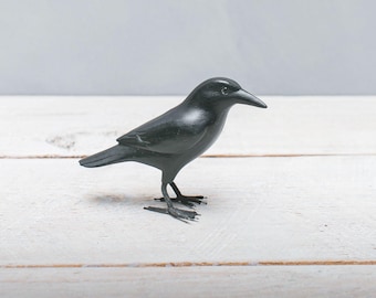 Cuervo en miniatura, 4&quot; de alto, pájaro de madera tallado a mano